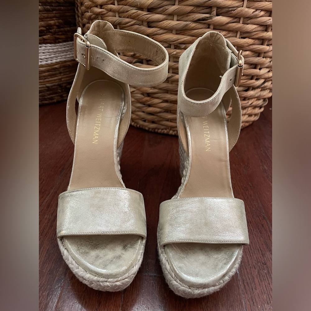 Stuart Weitzman “Mostly” Gold Floria Metallic Espadrille Canvas Wedge Sz 8.5